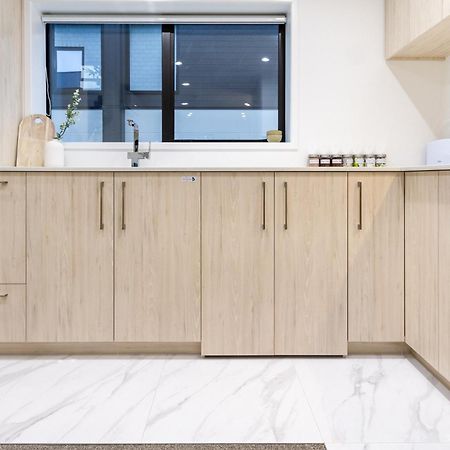 Urban Retreat: 2-Br Gem In Central Christchurch Apartment ภายนอก รูปภาพ