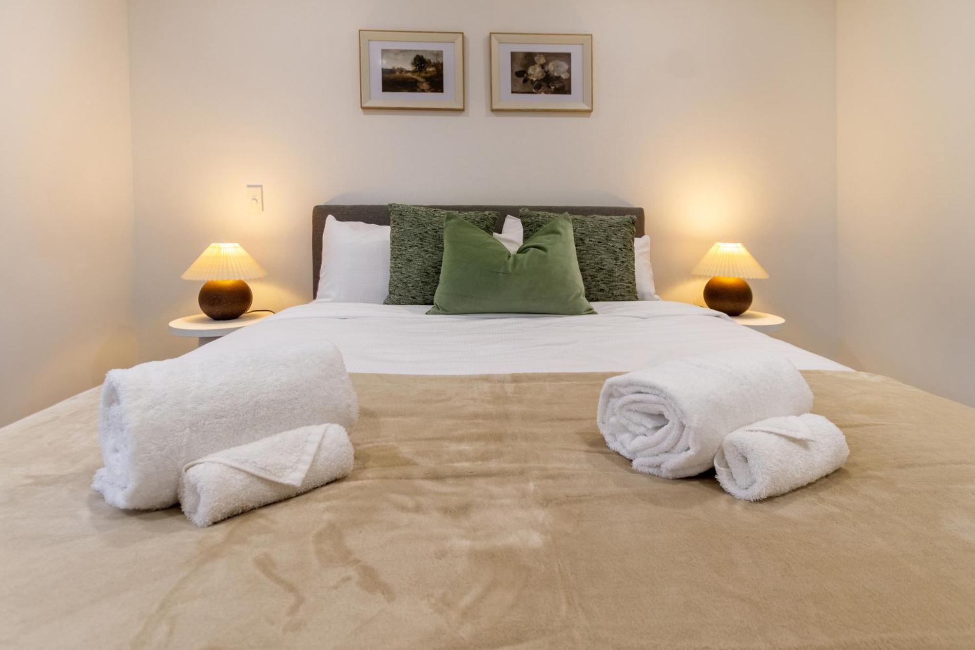 Urban Retreat: 2-Br Gem In Central Christchurch Apartment ภายนอก รูปภาพ