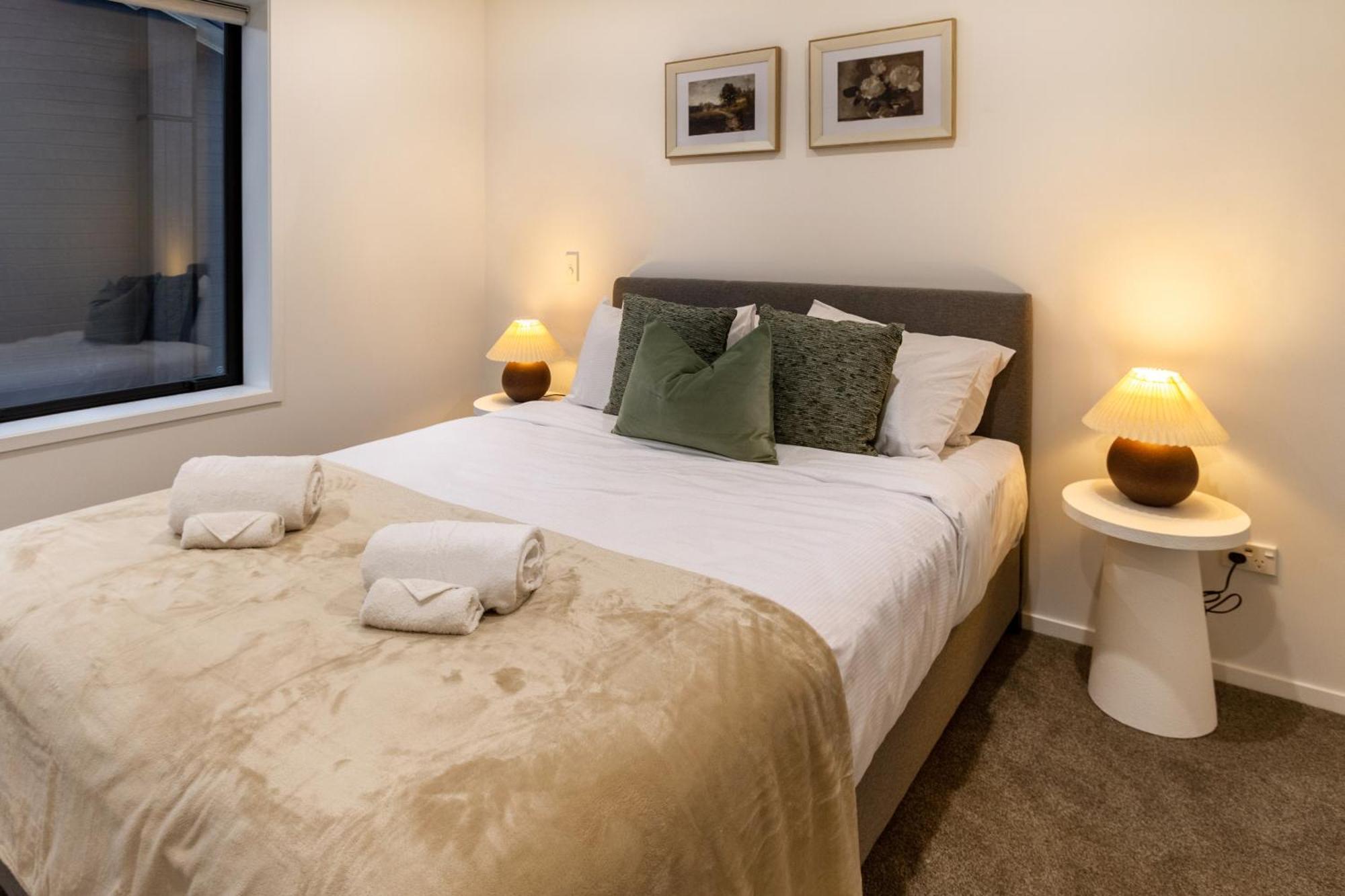 Urban Retreat: 2-Br Gem In Central Christchurch Apartment ภายนอก รูปภาพ