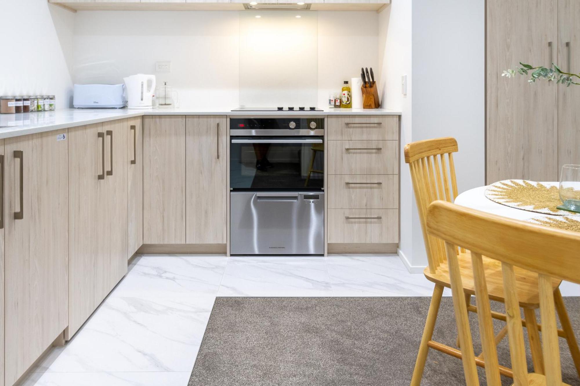 Urban Retreat: 2-Br Gem In Central Christchurch Apartment ภายนอก รูปภาพ