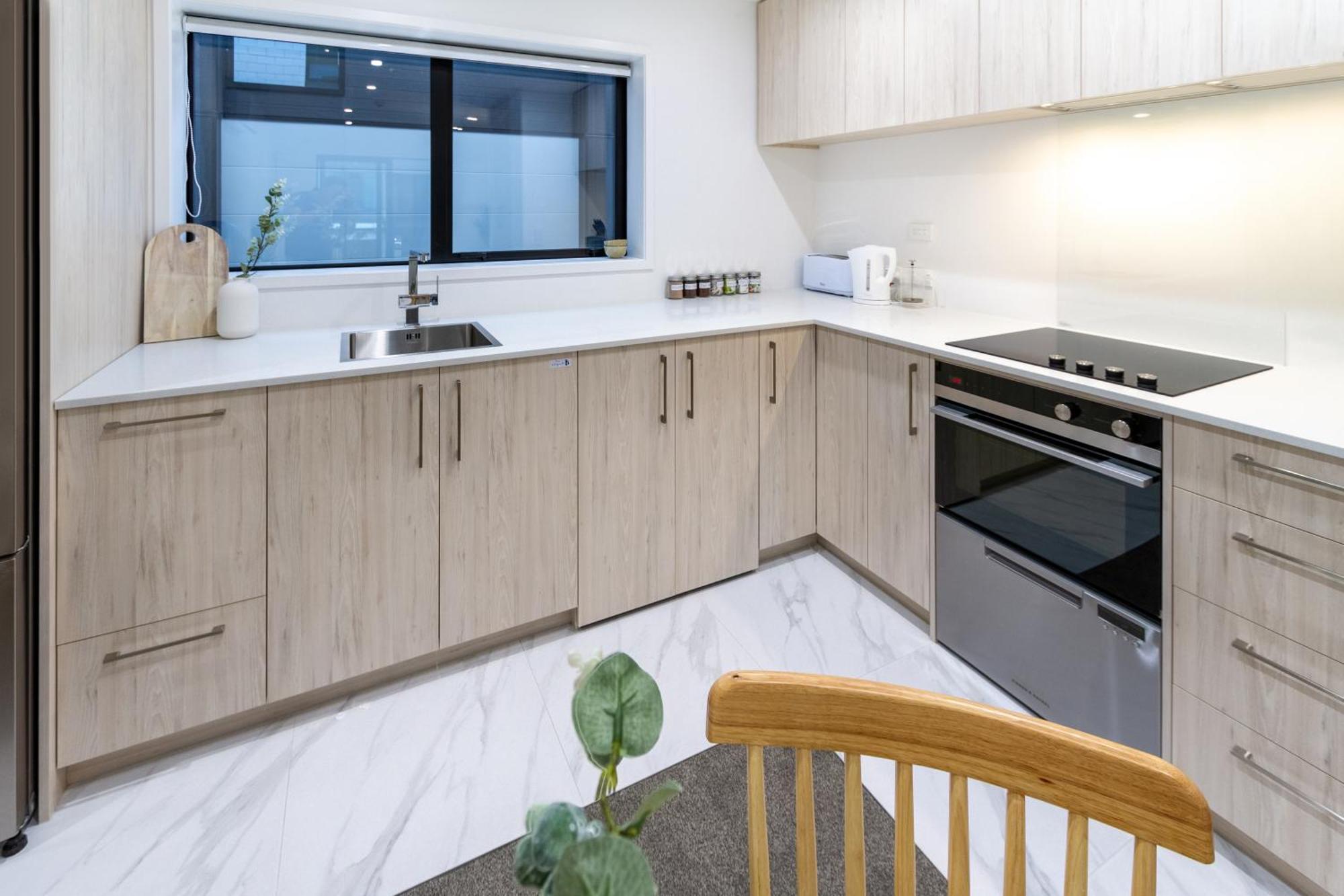 Urban Retreat: 2-Br Gem In Central Christchurch Apartment ภายนอก รูปภาพ