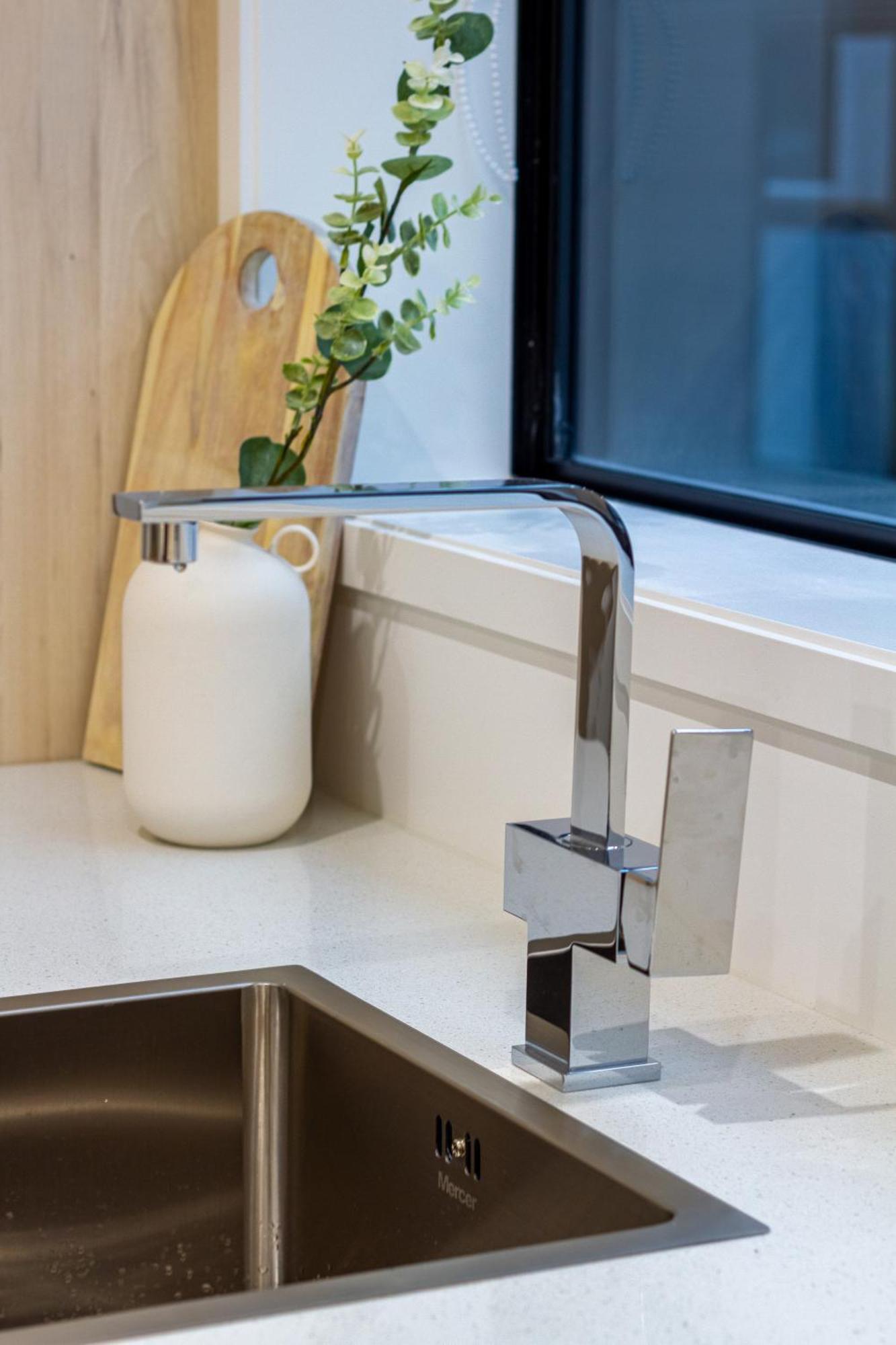 Urban Retreat: 2-Br Gem In Central Christchurch Apartment ภายนอก รูปภาพ