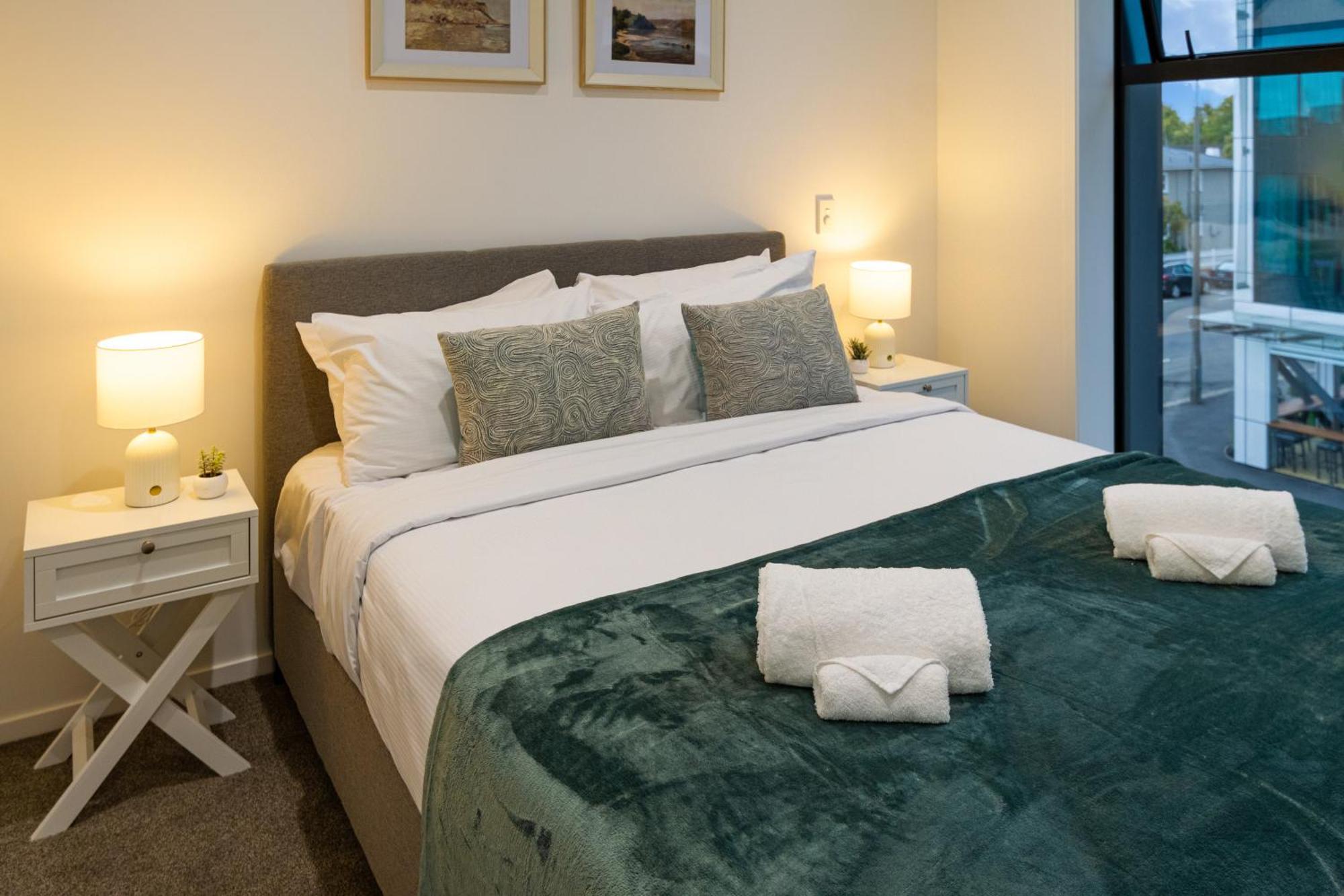 Urban Retreat: 2-Br Gem In Central Christchurch Apartment ภายนอก รูปภาพ