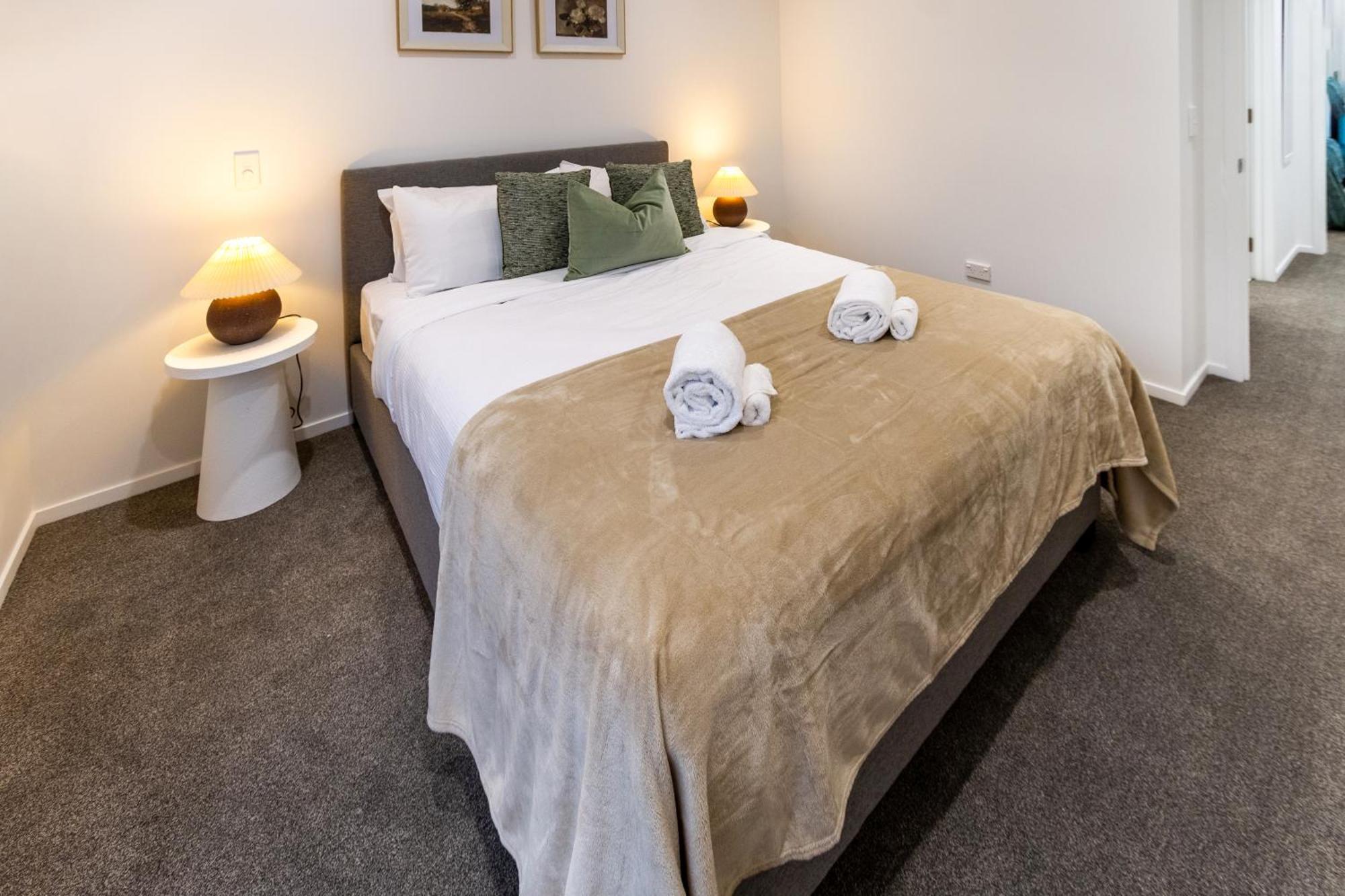 Urban Retreat: 2-Br Gem In Central Christchurch Apartment ภายนอก รูปภาพ