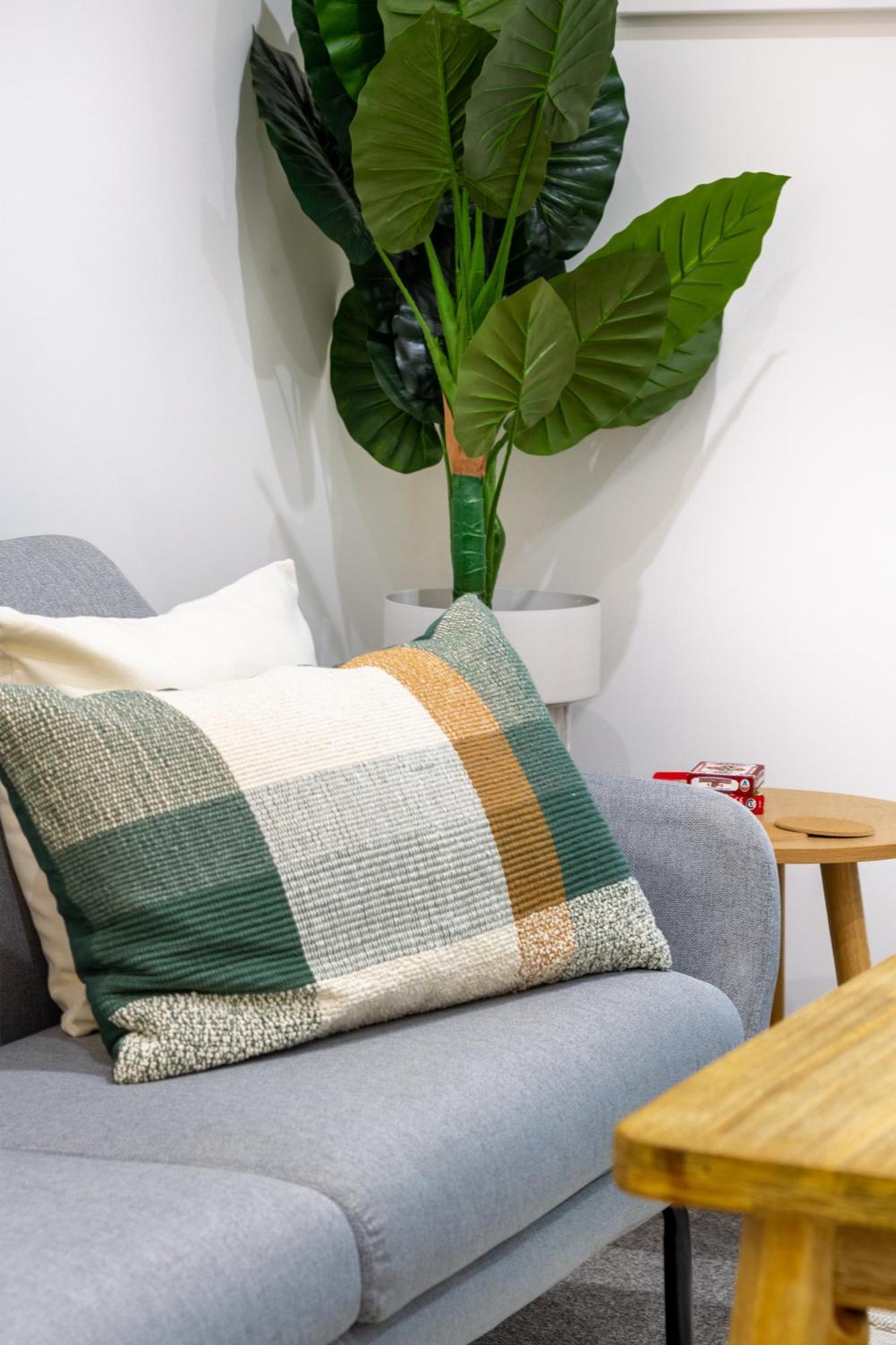 Urban Retreat: 2-Br Gem In Central Christchurch Apartment ภายนอก รูปภาพ