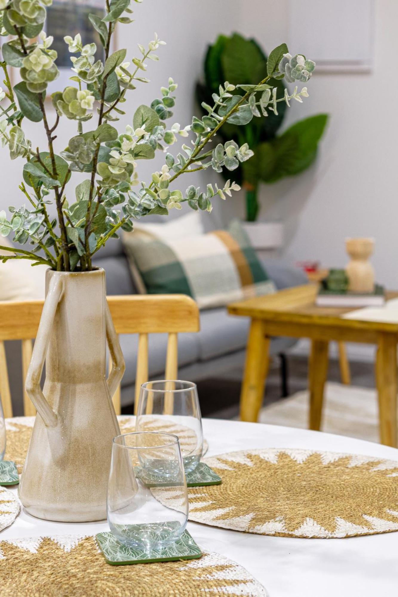 Urban Retreat: 2-Br Gem In Central Christchurch Apartment ภายนอก รูปภาพ